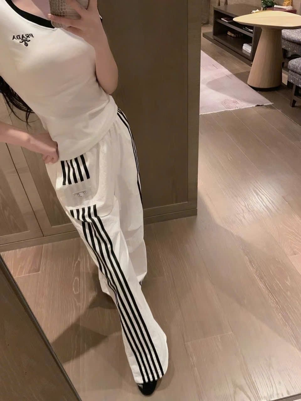 Set bộ áo thun quần dài trắng đen prada 4