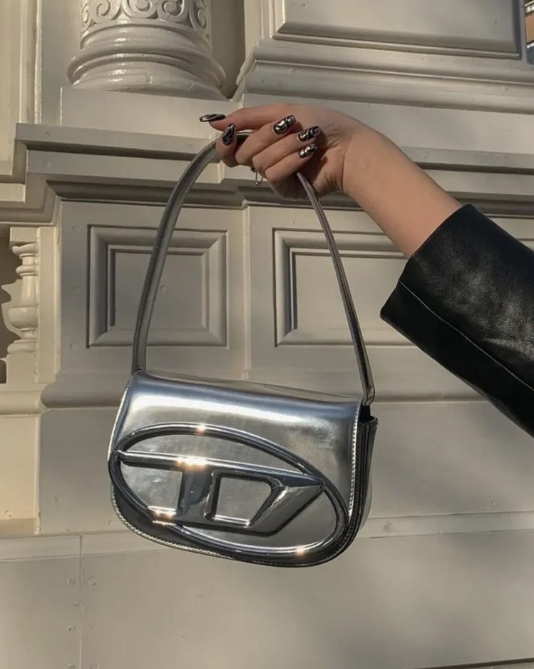 TÚI ĐEO VAI NỮ DIESEL WOMENS 1DR ICONIC SHOULDER BAG IN SILVER MIRRORED LEATHER MÀU BẠC 4