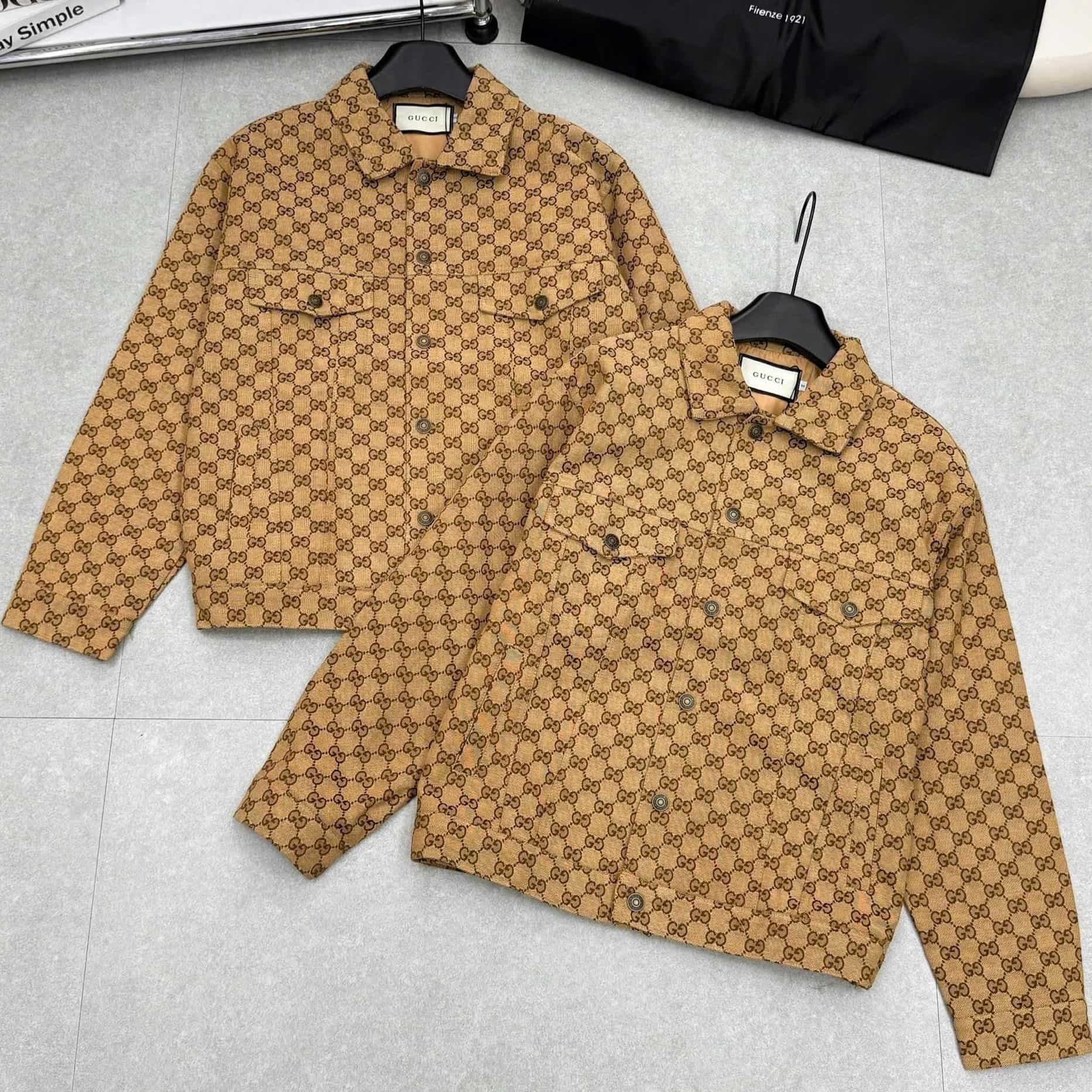 Áo khoác vàng nâu họa tiết hãng Gucci 2