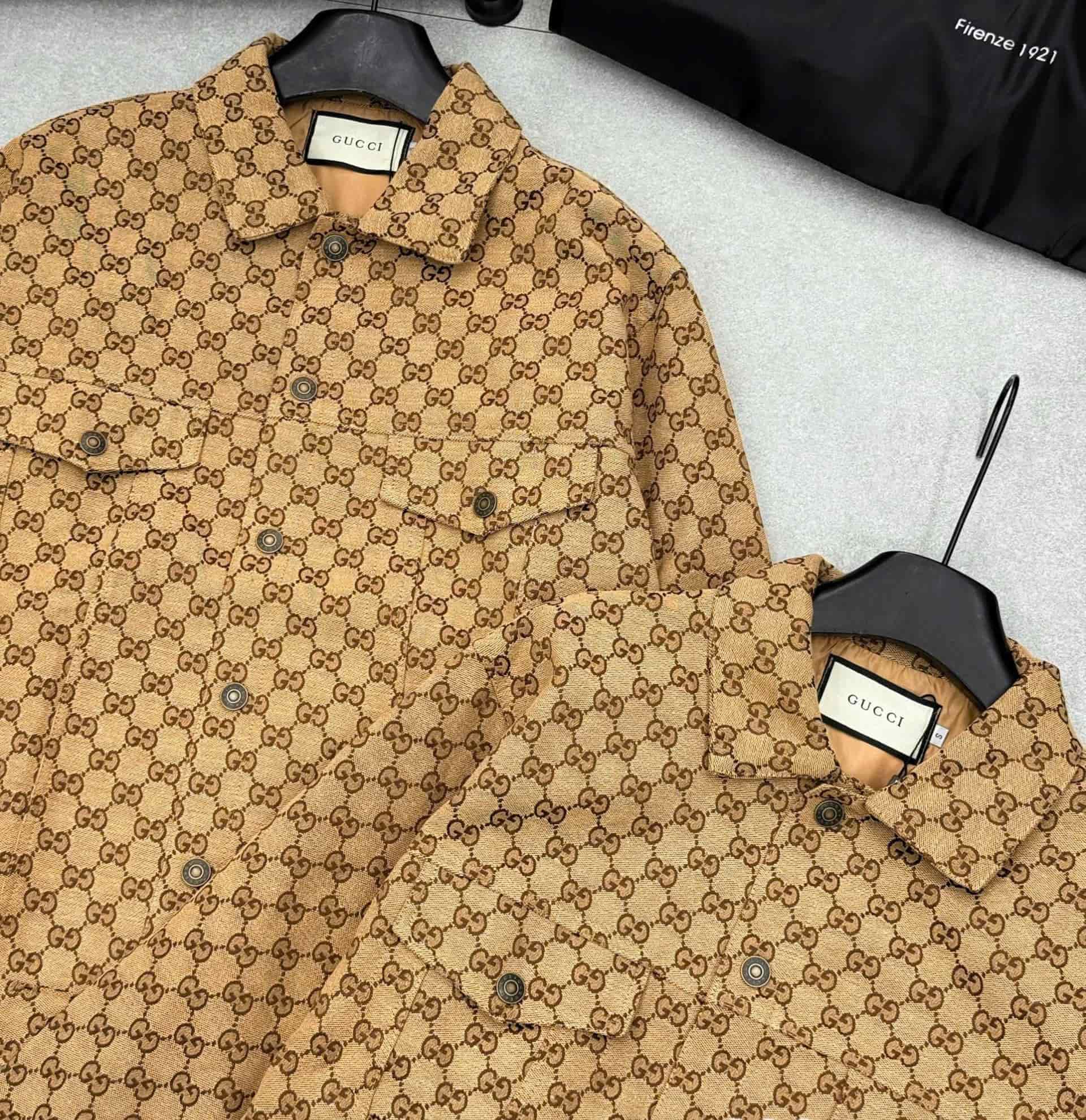 Áo khoác vàng nâu họa tiết hãng Gucci 3