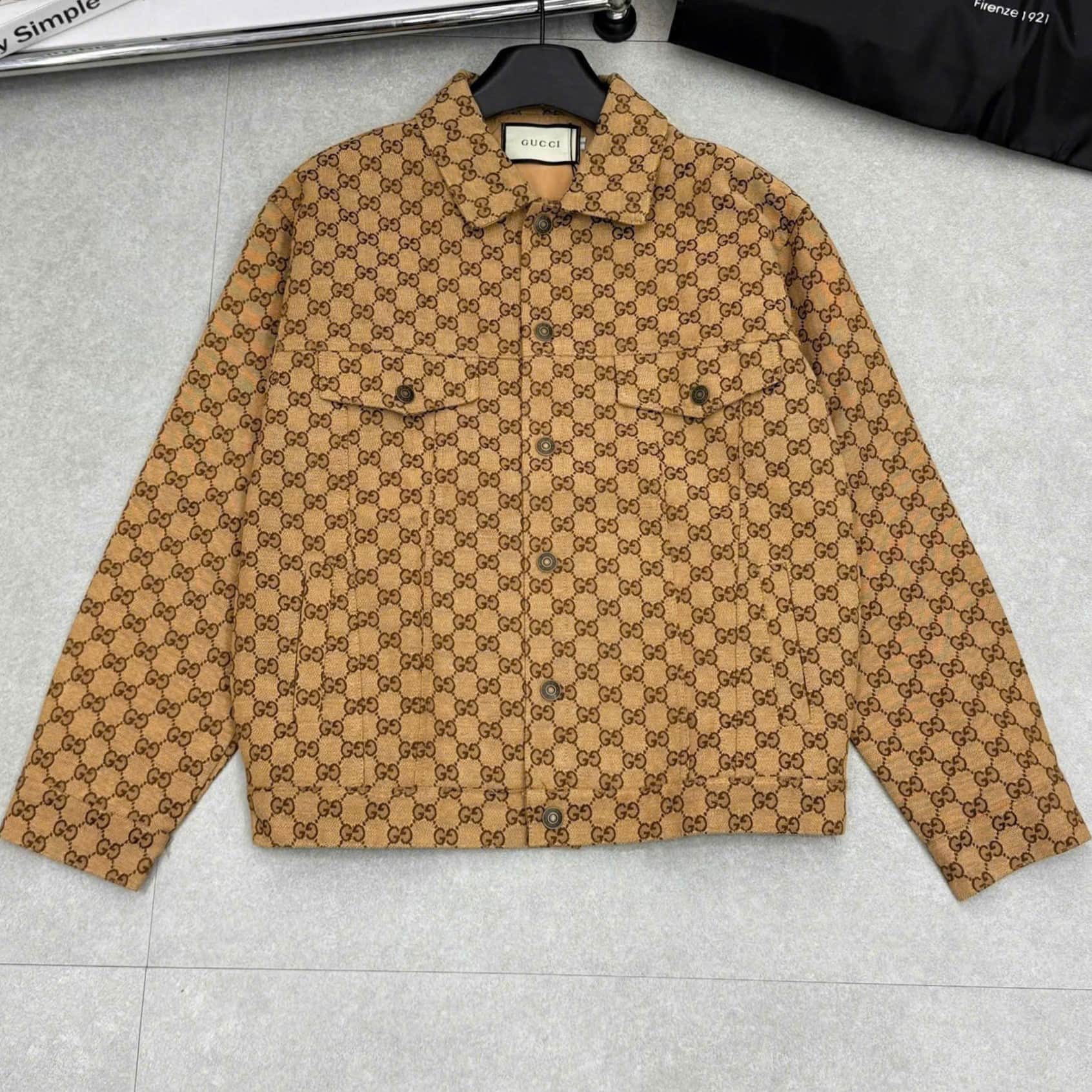 Áo khoác vàng nâu họa tiết hãng Gucci 5