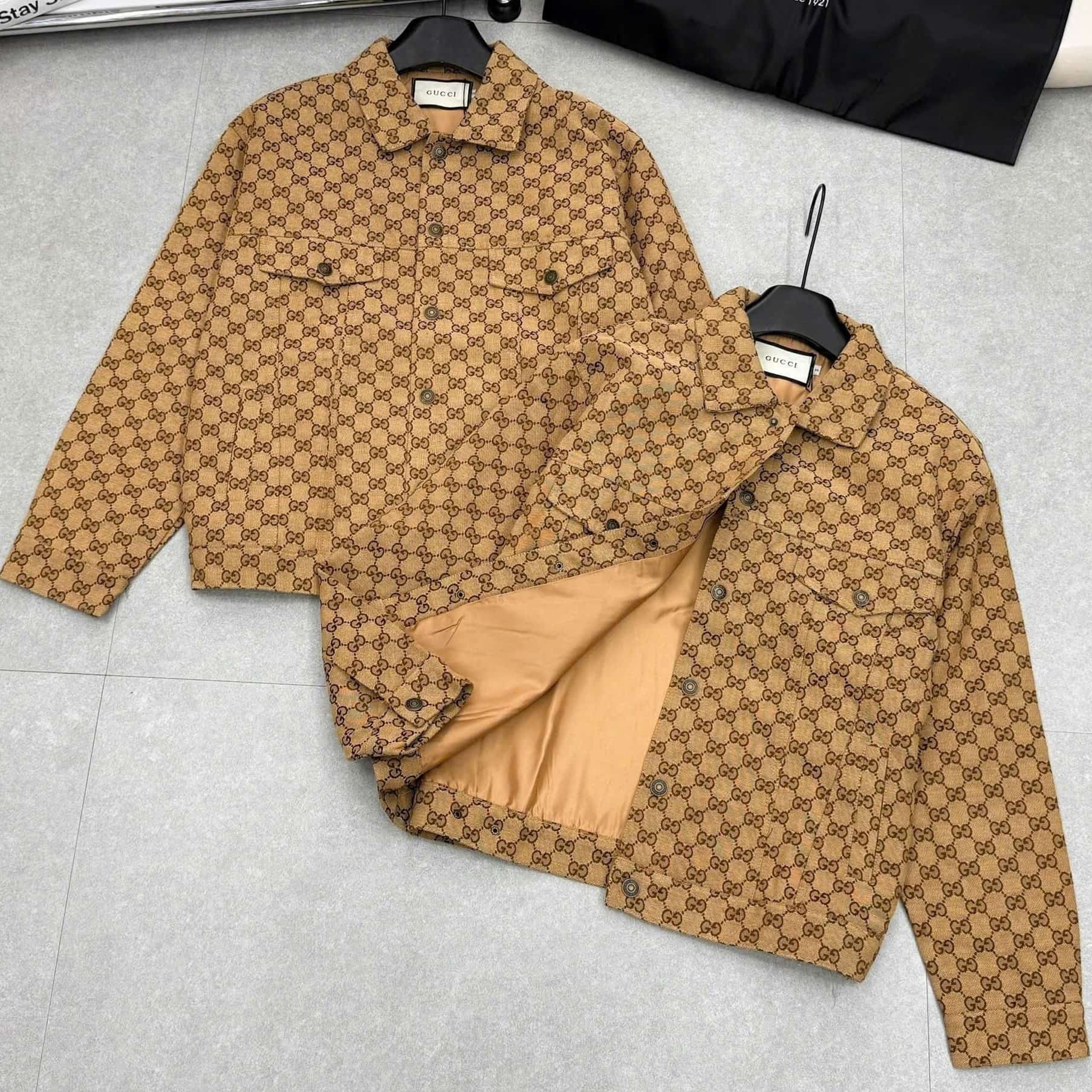Áo khoác vàng nâu họa tiết hãng Gucci 7