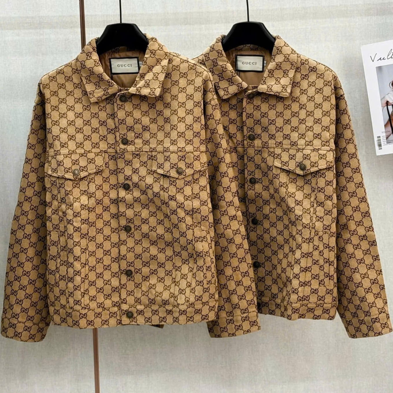 Áo khoác vàng nâu họa tiết hãng Gucci 6