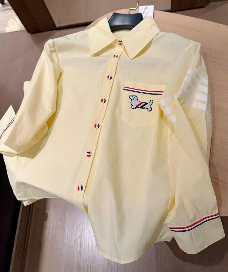 Áo sơ mi nữ màu vàng Thom Browne logo chó 2