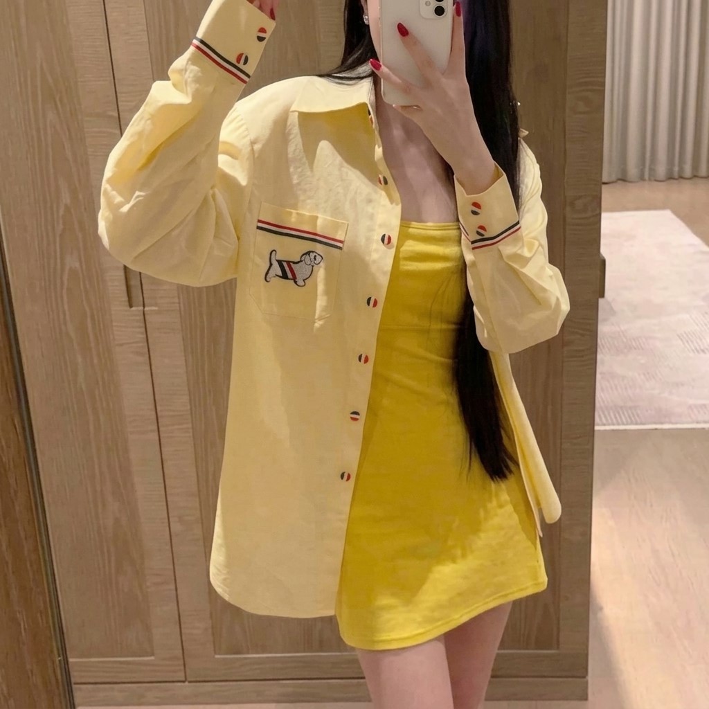 Áo sơ mi nữ màu vàng Thom Browne logo chó 3