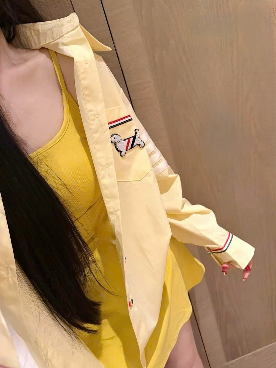 Áo sơ mi nữ màu vàng Thom Browne logo chó 4