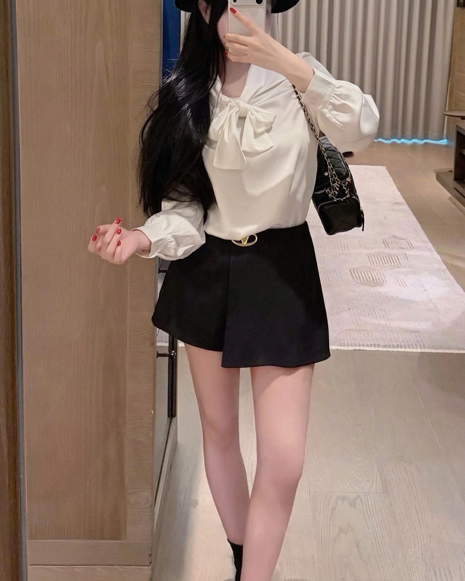 Áo sơ mi Valentino thắt nơ kèm tag đá 1