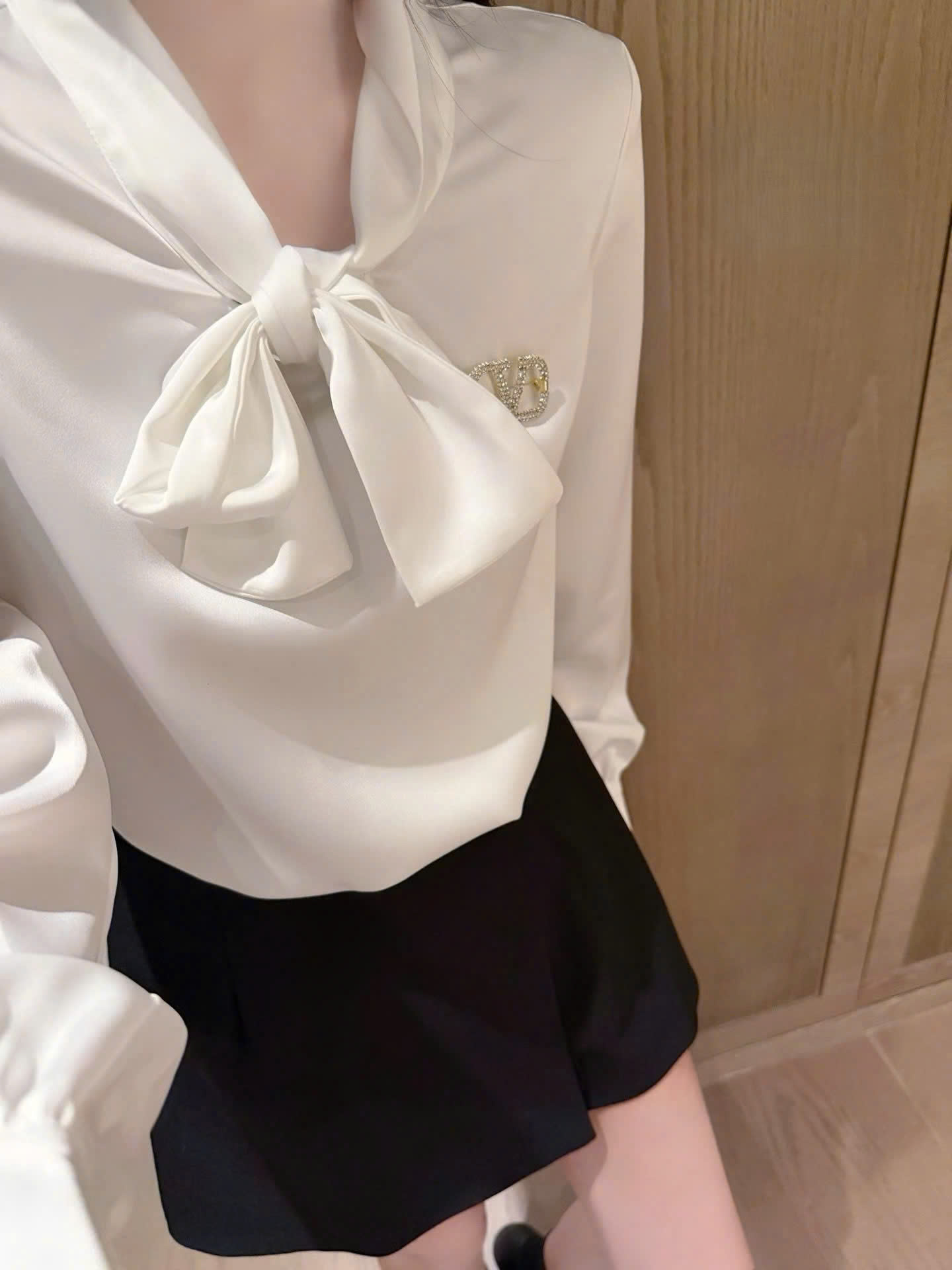 Áo sơ mi Valentino thắt nơ kèm tag đá 2