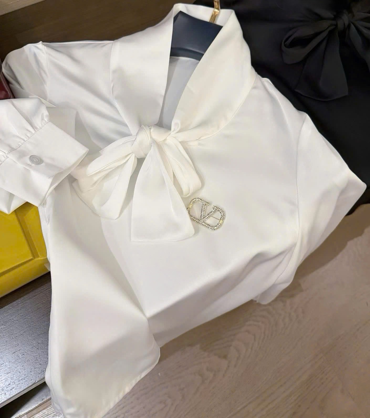 Áo sơ mi Valentino thắt nơ kèm tag đá 4