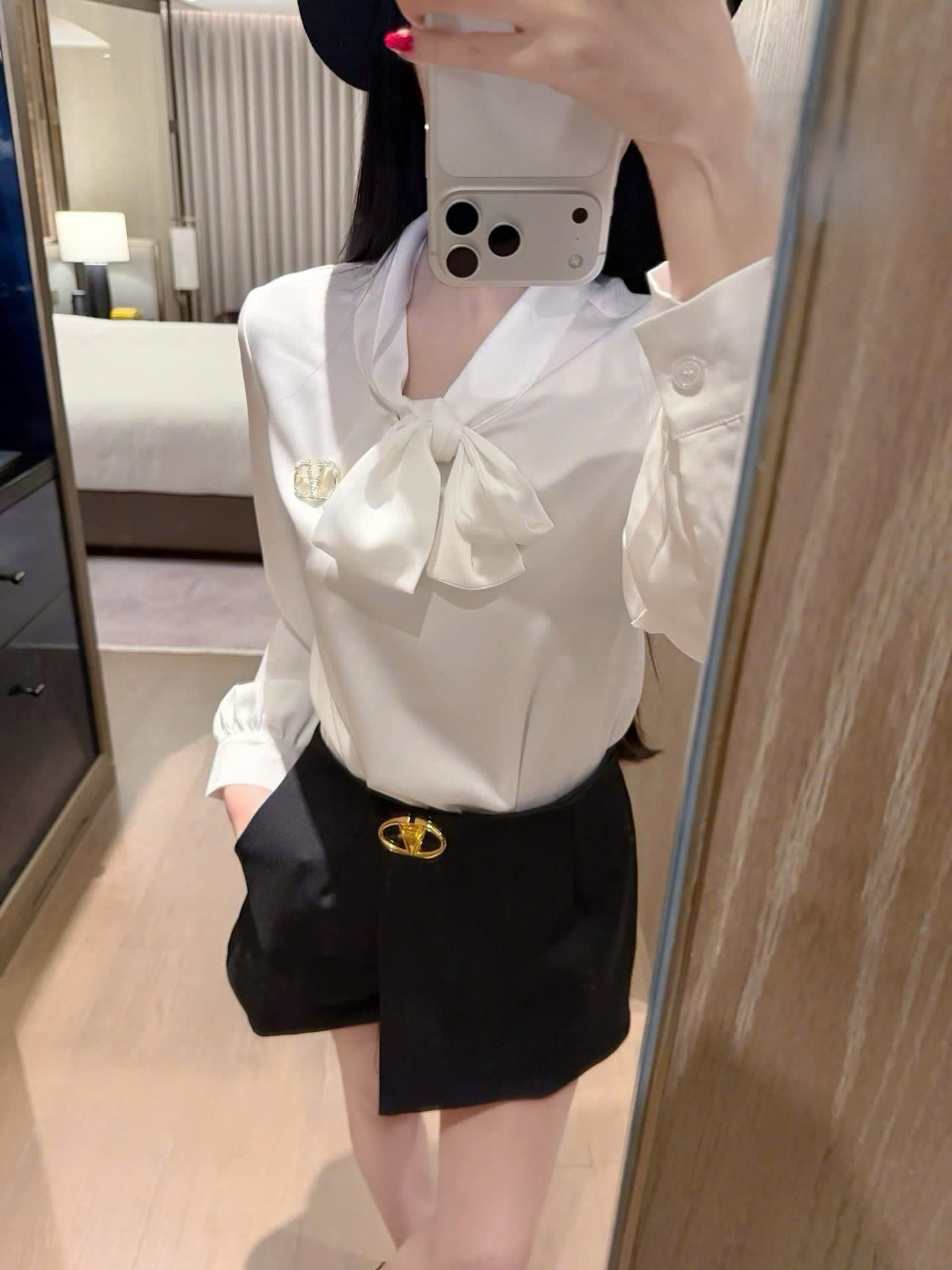 Áo sơ mi Valentino thắt nơ kèm tag đá 3
