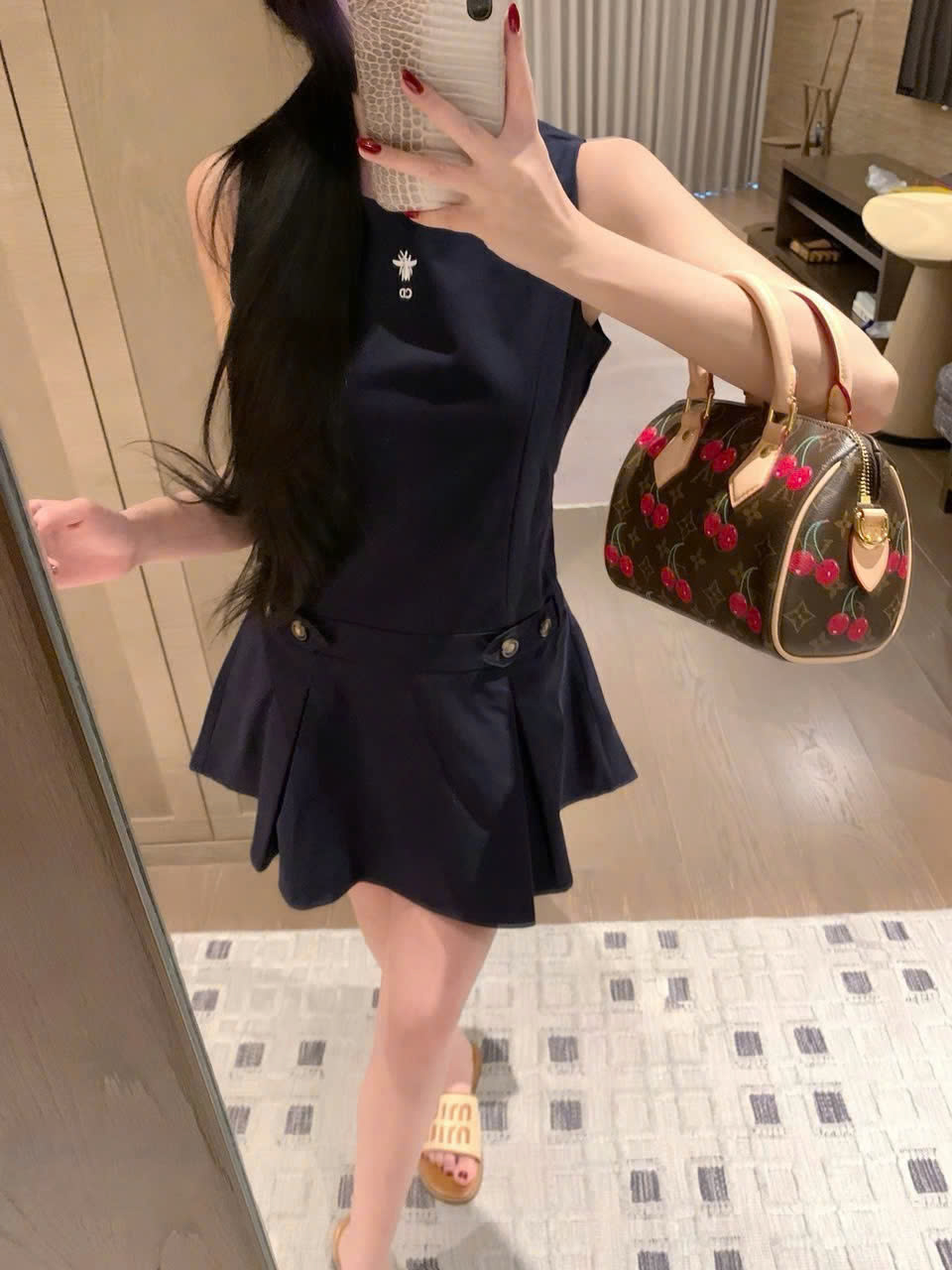 Đầm sát nách dáng xòe đen và nâu kem Dior 1