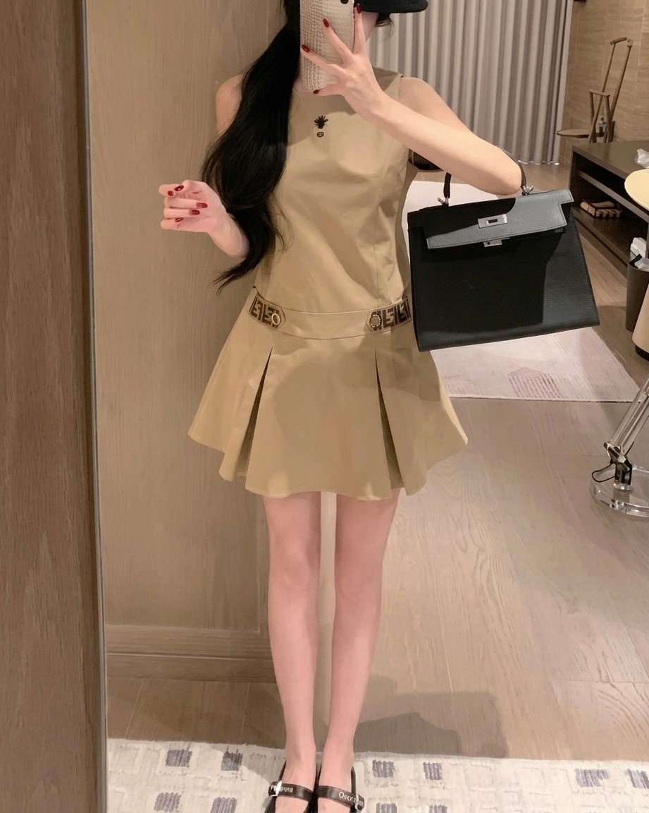 Đầm sát nách dáng xòe đen và nâu kem Dior 3