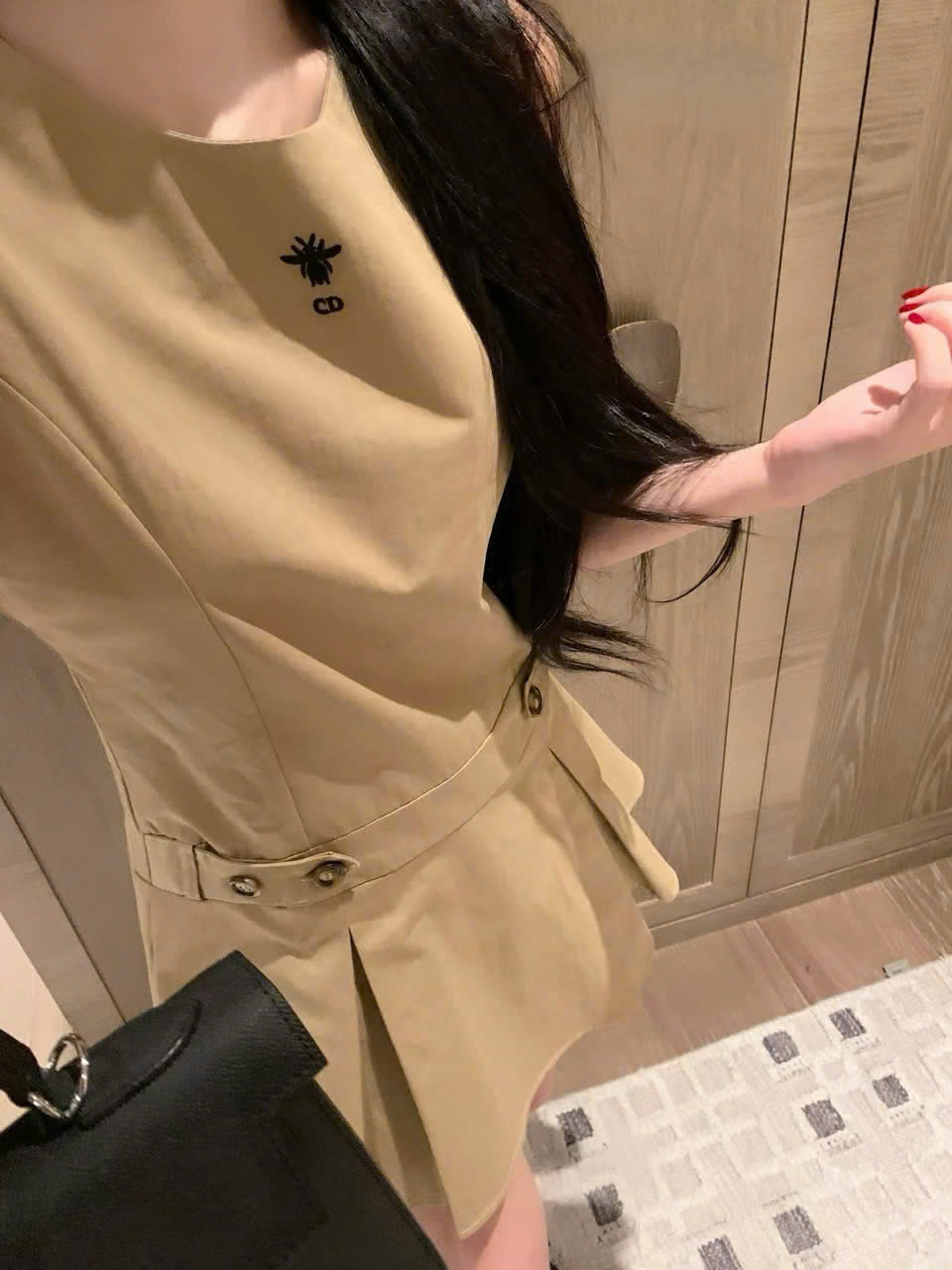 Đầm sát nách dáng xòe đen và nâu kem Dior 4