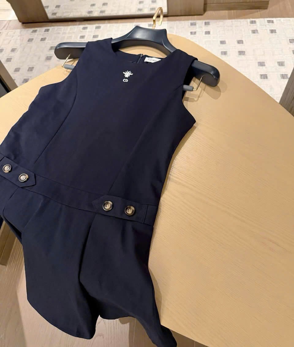 Đầm sát nách dáng xòe đen và nâu kem Dior 5