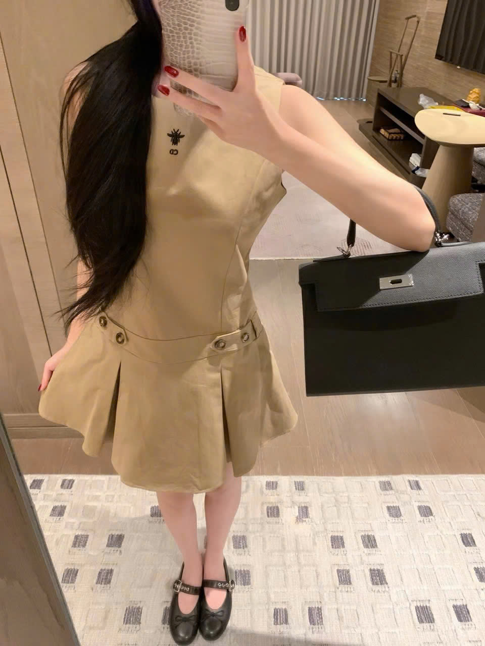 Đầm sát nách dáng xòe đen và nâu kem Dior 7