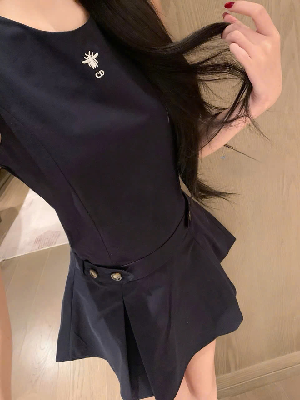 Đầm sát nách dáng xòe đen và nâu kem Dior 8