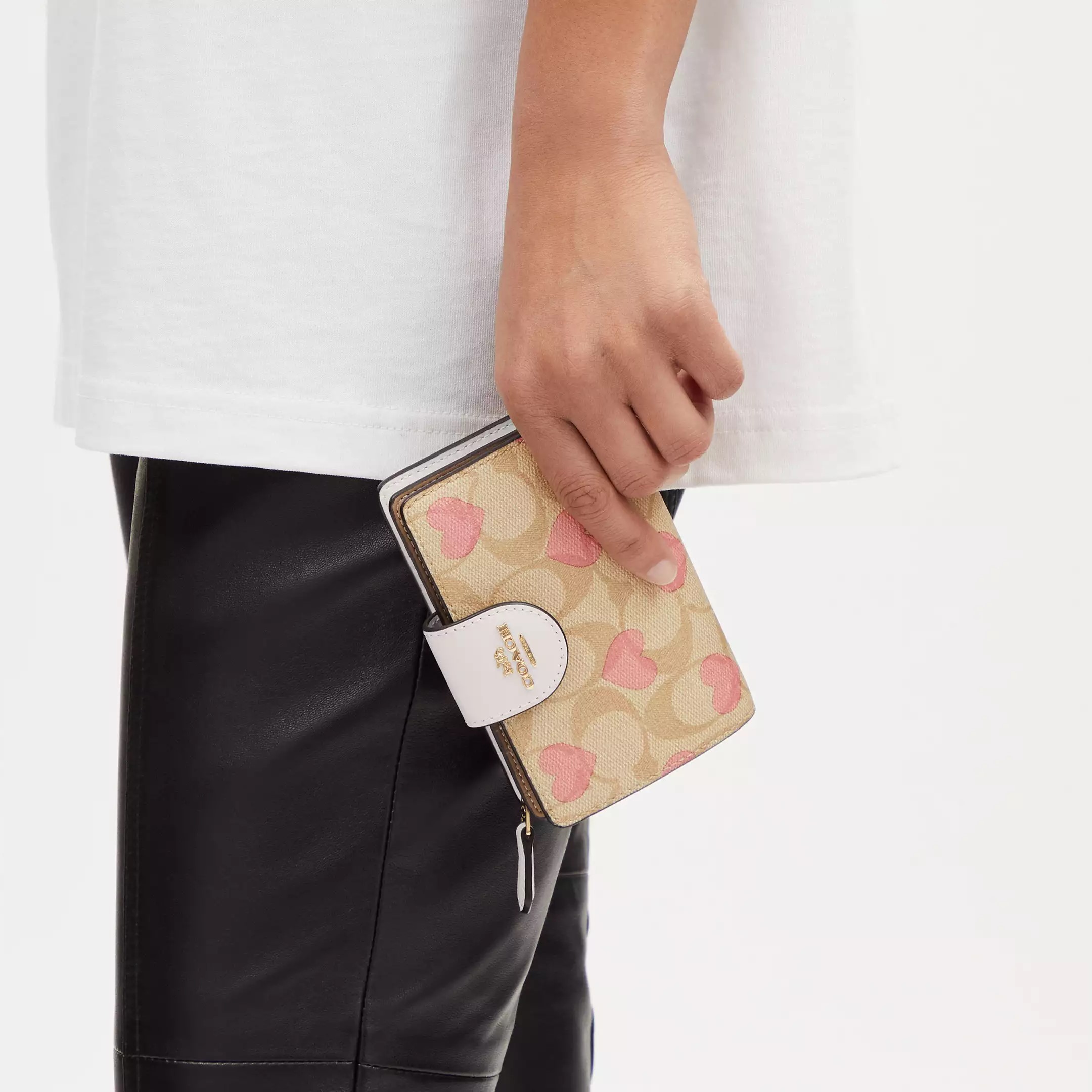 Ví Coach nữ cầm tay Medium Corner Zip Wallet In Signature Canvas With Heart Print CQ146 1