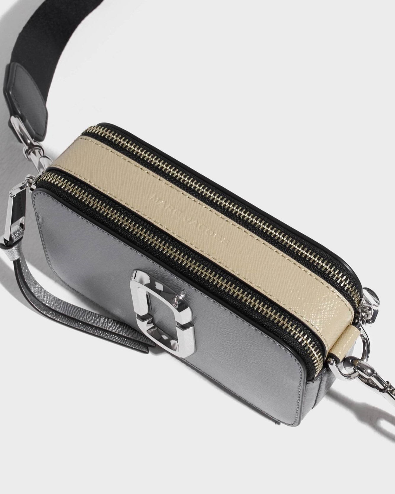 Túi đeo chéo nữ Marc Jacobs màu xám The Snapshot Crossbody Bag In Wolf Grey Multi 24