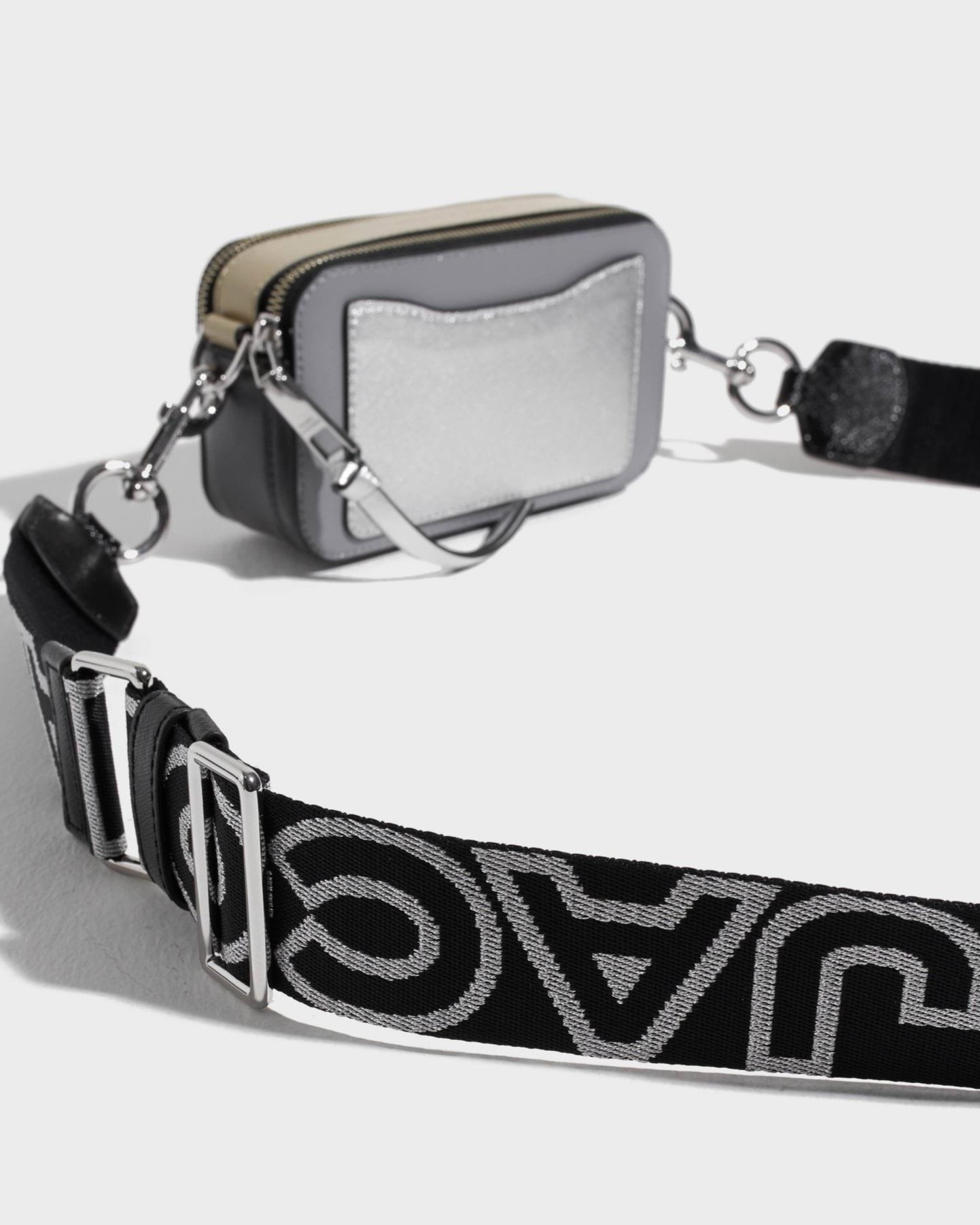 Túi đeo chéo nữ Marc Jacobs màu xám The Snapshot Crossbody Bag In Wolf Grey Multi 25