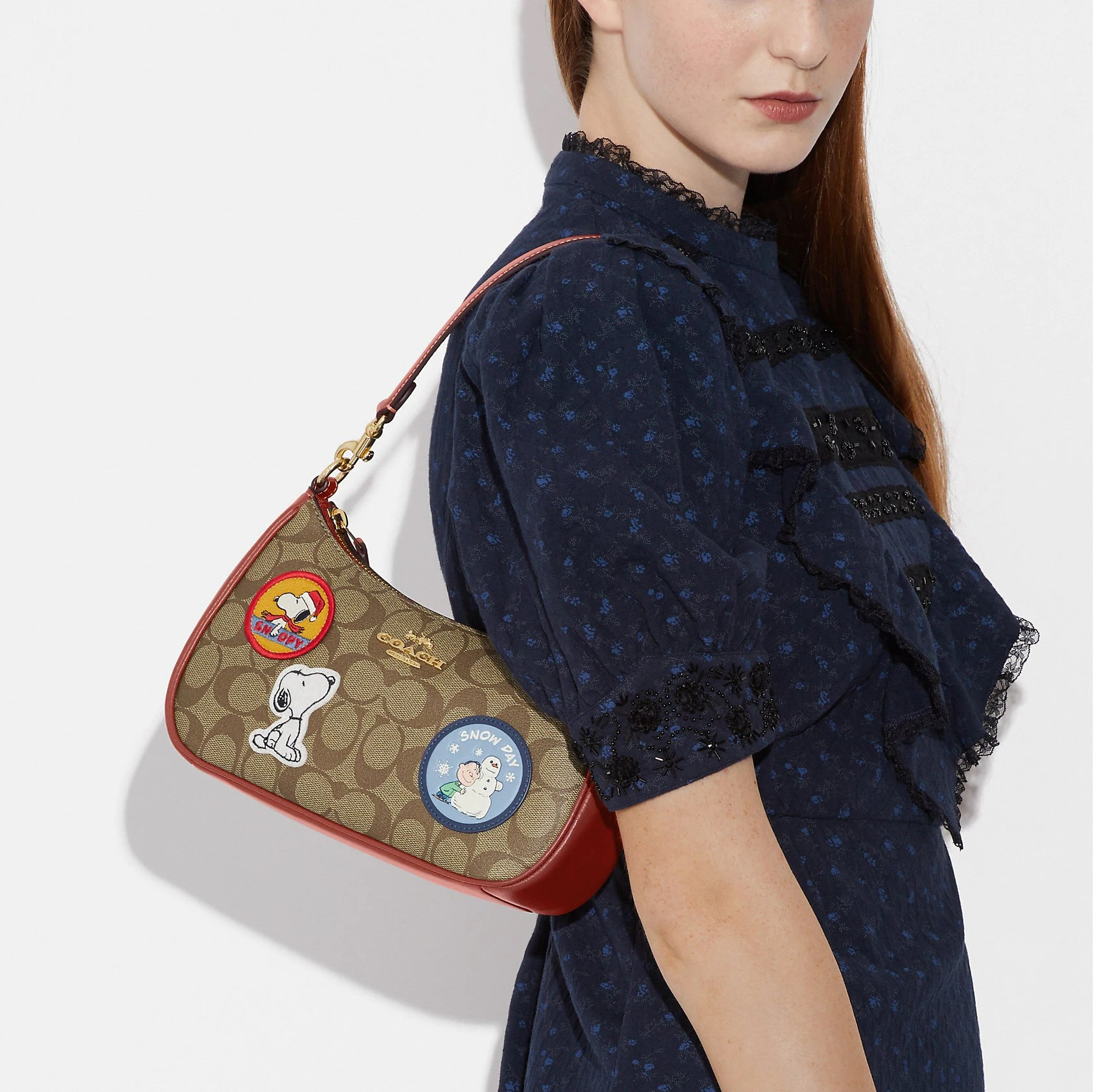 TÚI KẸP NÁCH COACH NỮ CHÓ SNOOPY COACH X PEANUTS TERI SHOULDER BAG IN SIGNATURE CANVAS WITH PATCHES 5