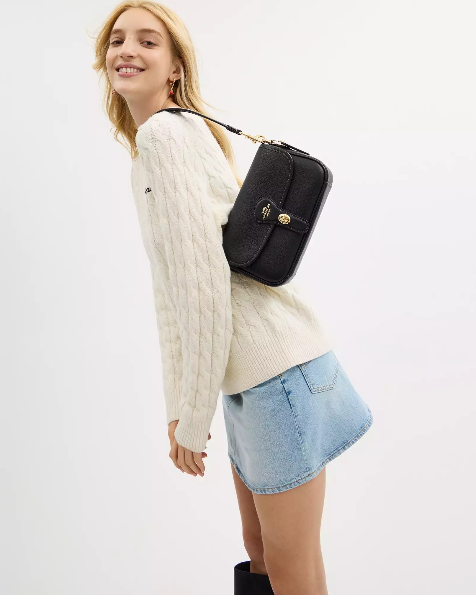 Túi Coach nữ Hadley Shoulder Bag Pebbled Leather Gold Black CY683 7