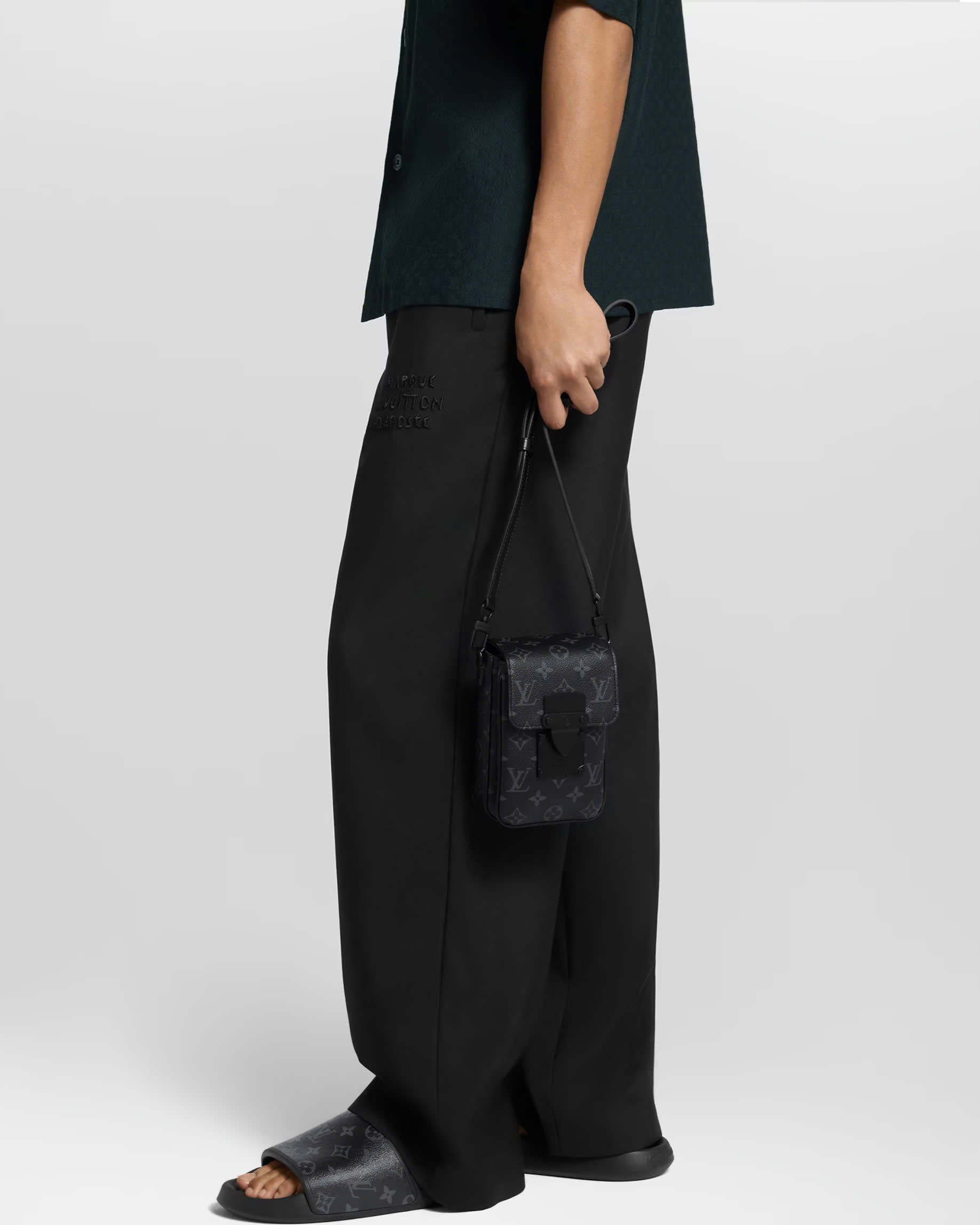 Túi đeo điện thoại Louis Vuitton LV S-Lock Vertical Wearable Wallet Monogram Eclipse Coated Canvas Bags 6