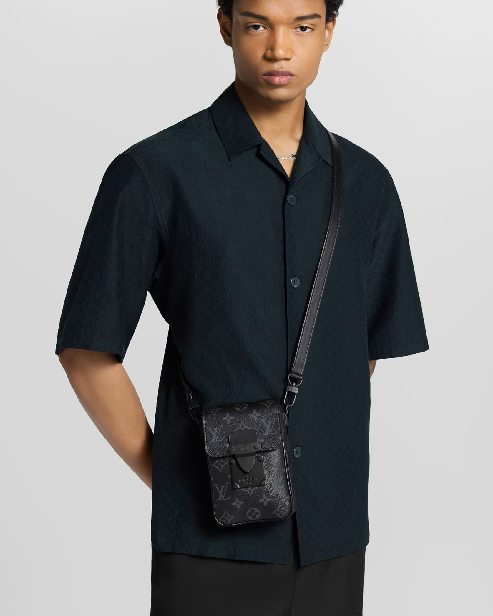 Túi đeo điện thoại Louis Vuitton LV S-Lock Vertical Wearable Wallet Monogram Eclipse Coated Canvas Bags 7