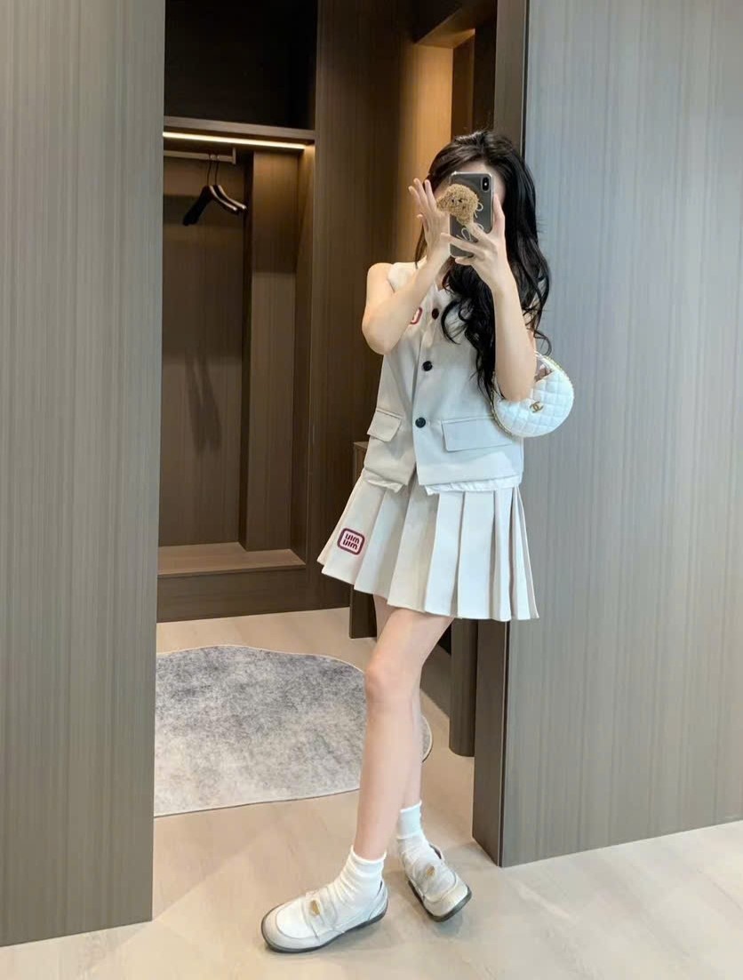 Set áo gile sát nách váy xếp ly nữ Miu Miu 3