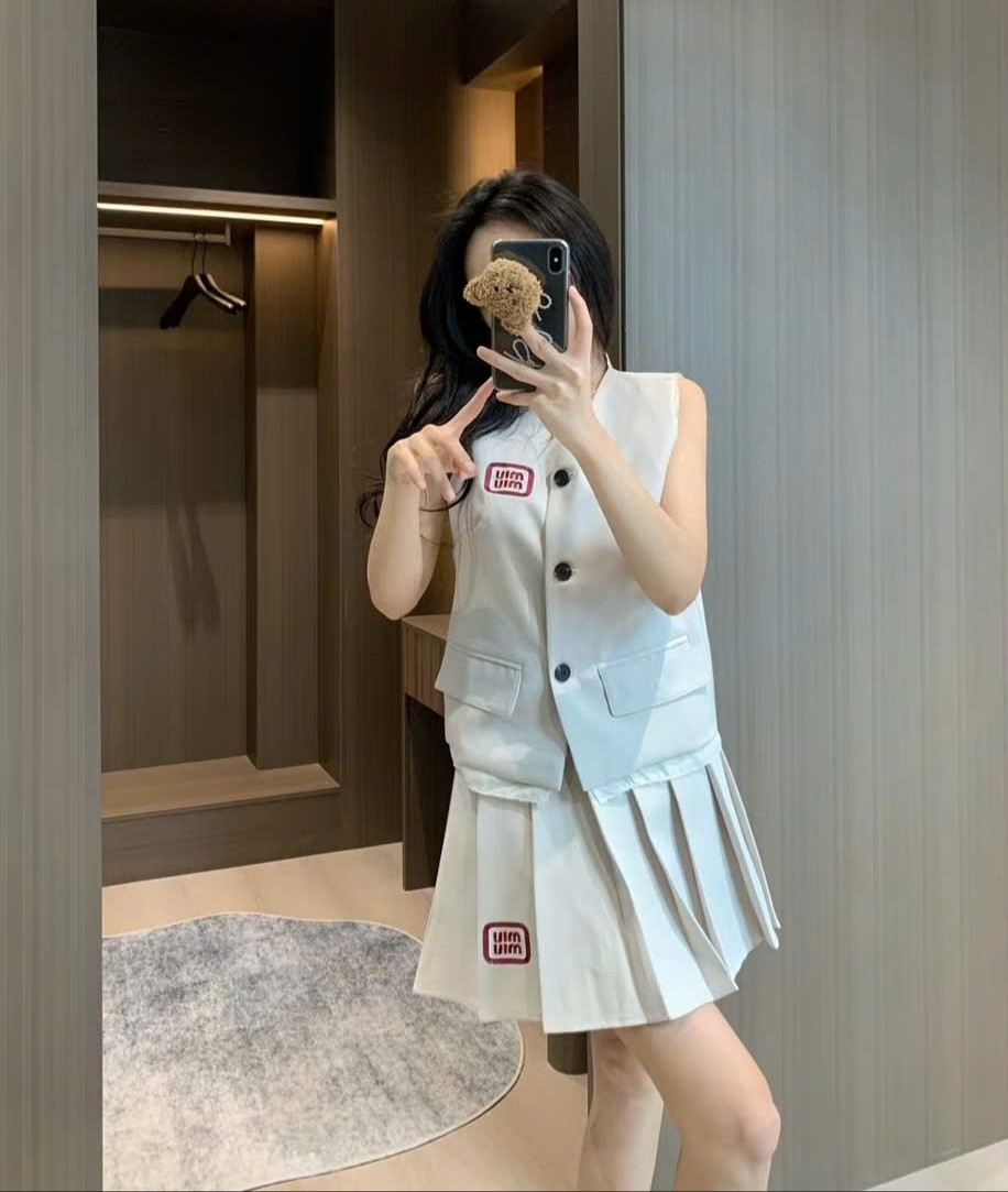 Set áo gile sát nách váy xếp ly nữ Miu Miu 4