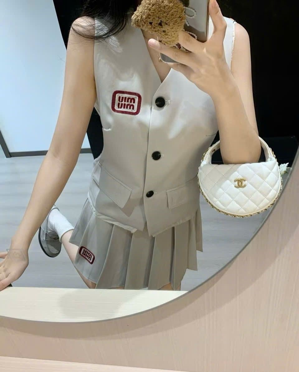 Set áo gile sát nách váy xếp ly nữ Miu Miu 5