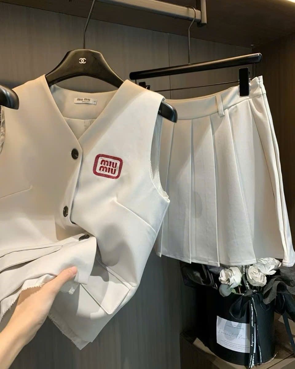 Set áo gile sát nách váy xếp ly nữ Miu Miu 1