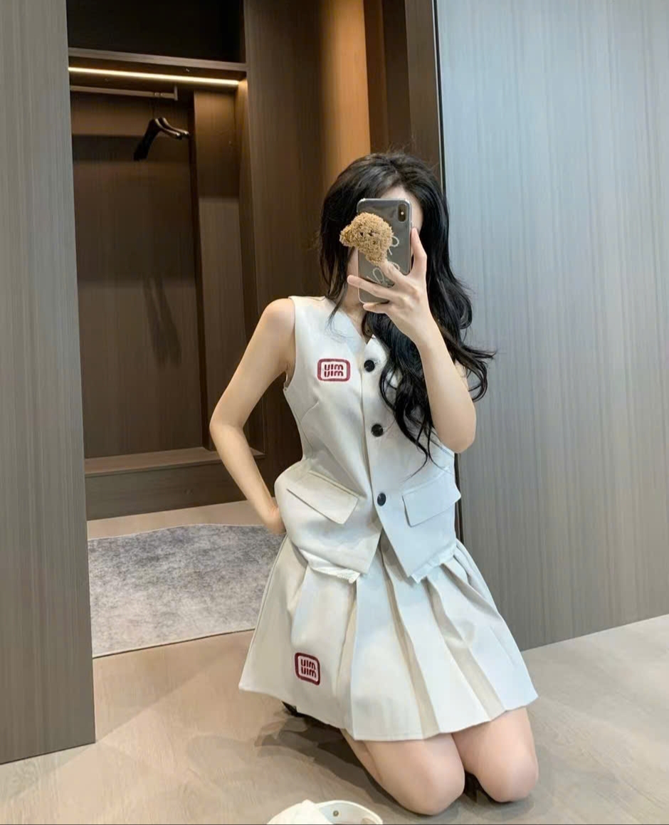 Set áo gile sát nách váy xếp ly nữ Miu Miu 7