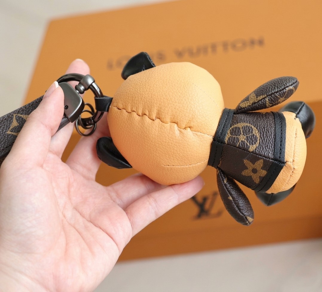 Móc khóa charm gấu LV 2