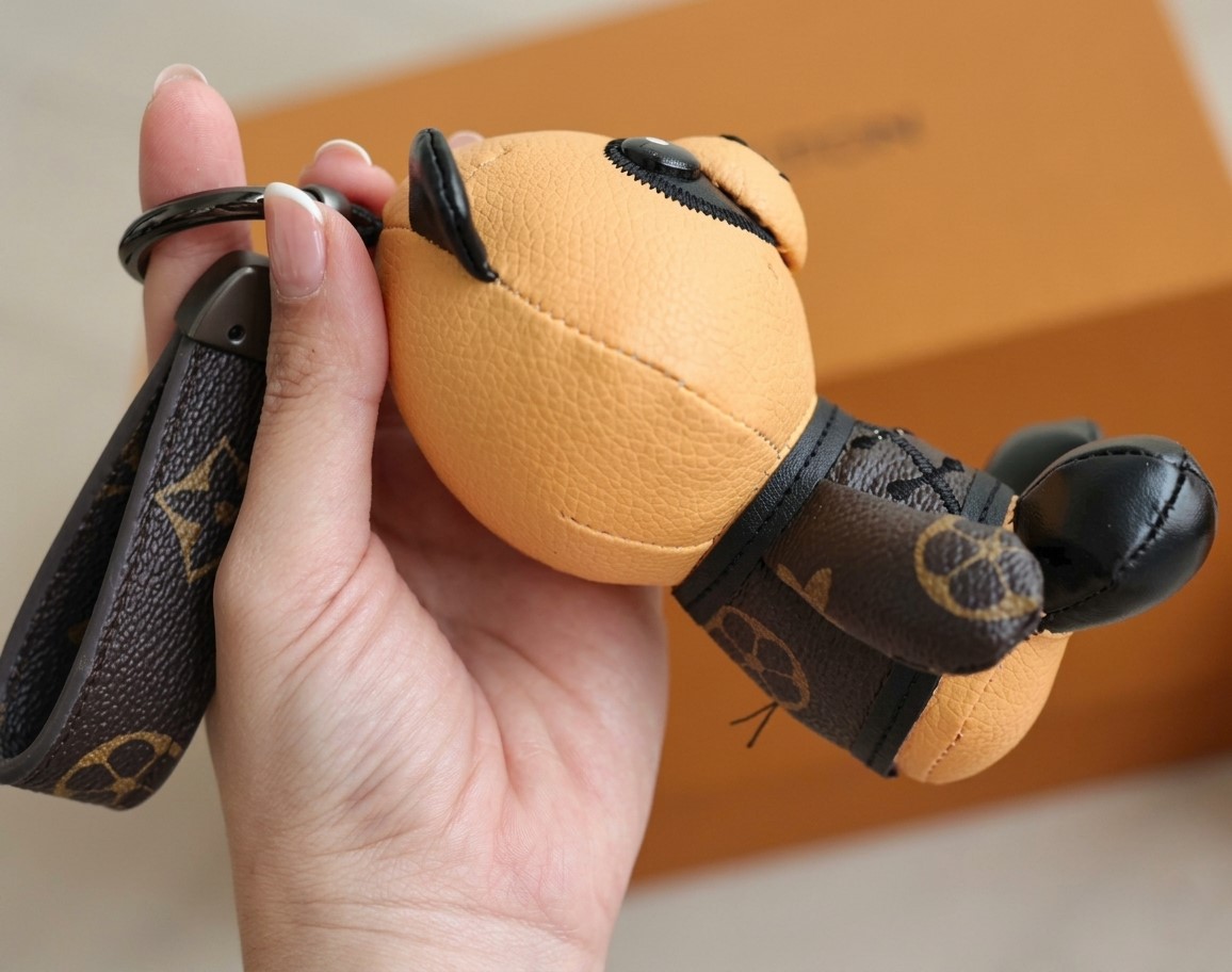 Móc khóa charm gấu LV 8