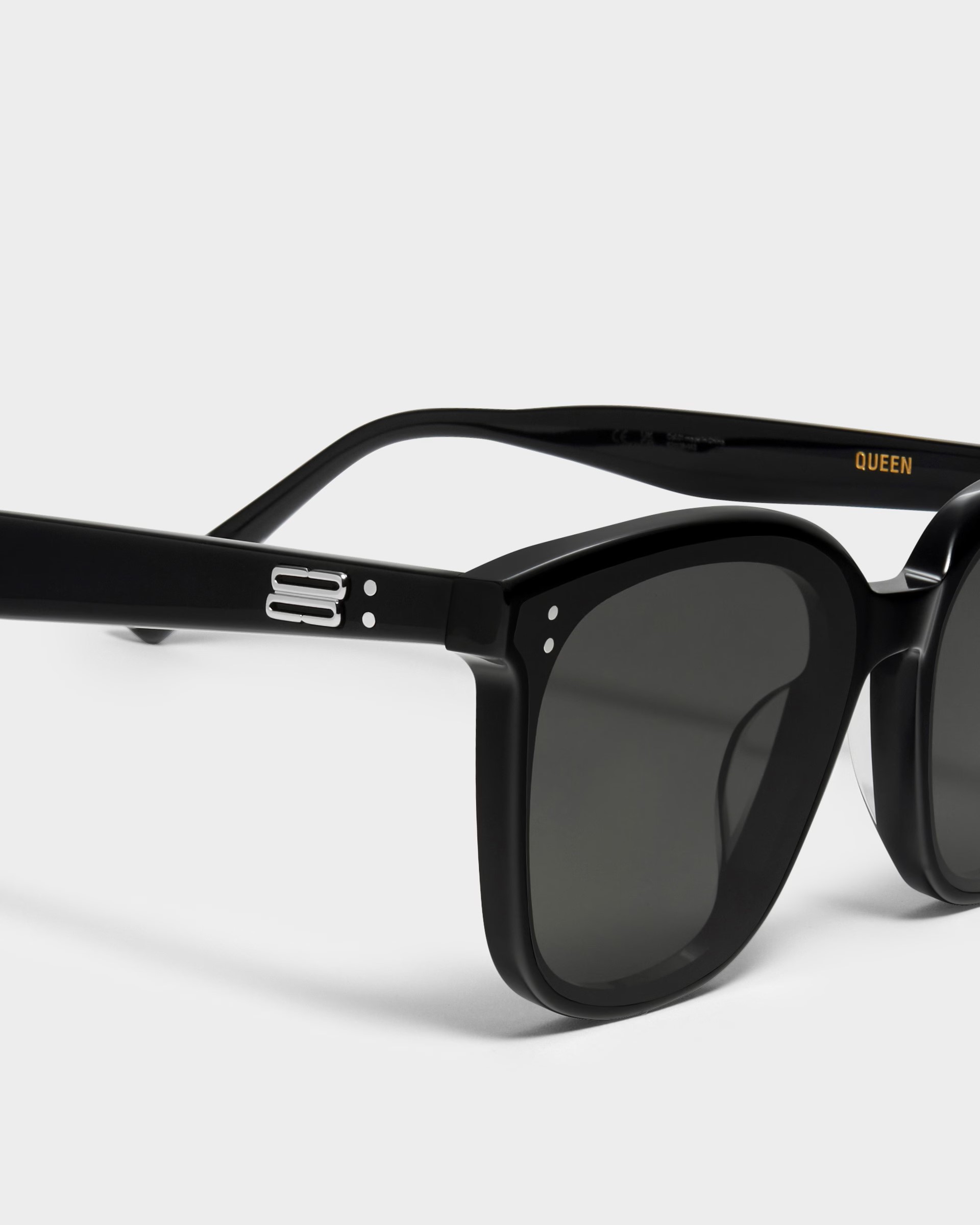 Mắt kính Gentle Monster Queen 01 Gray Lenses Black Acetate Frame 1