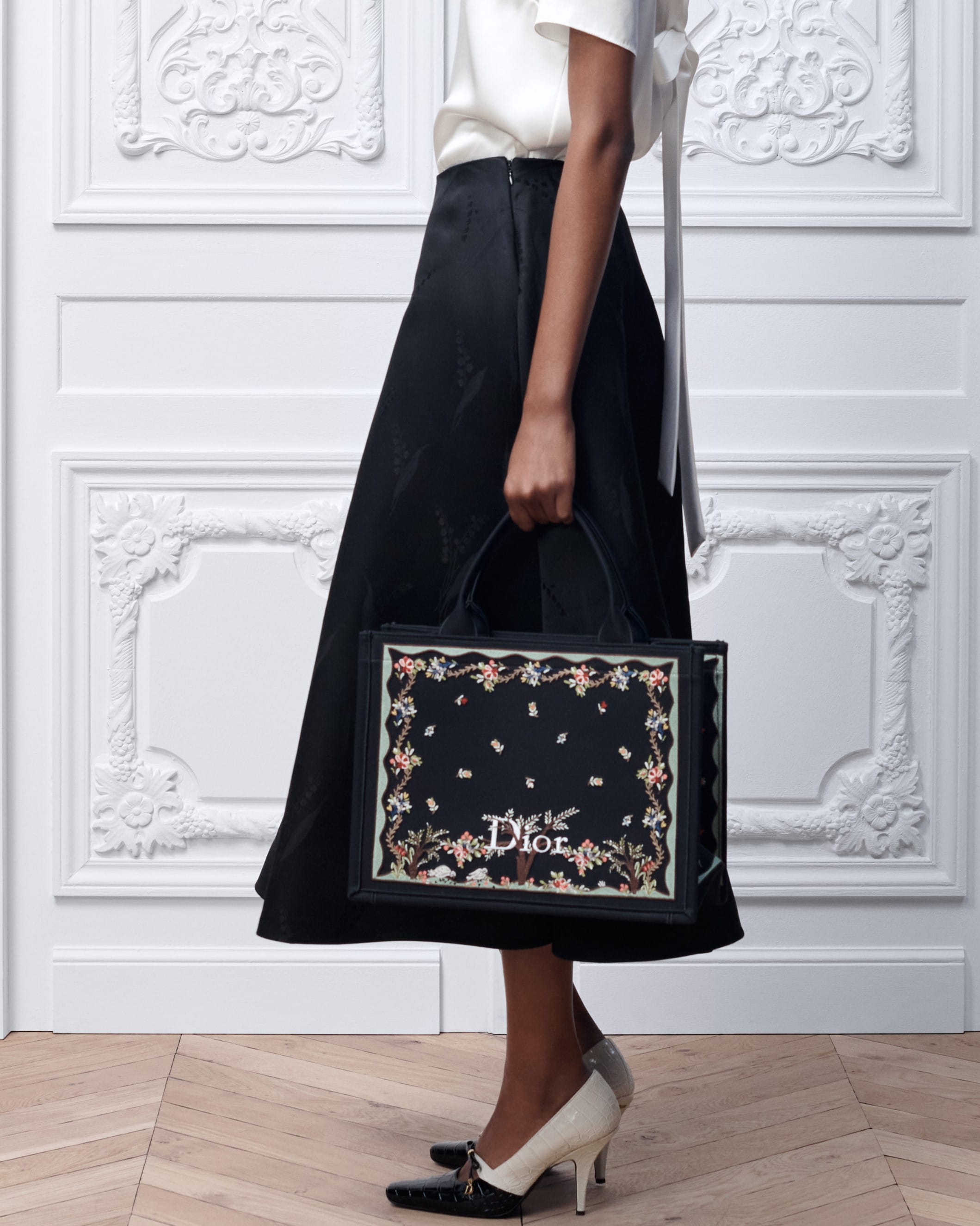 Túi Dior Dioramour Medium Dior Book Tote with Strap Black Multicolor Revolution Flowers Embroidery 2