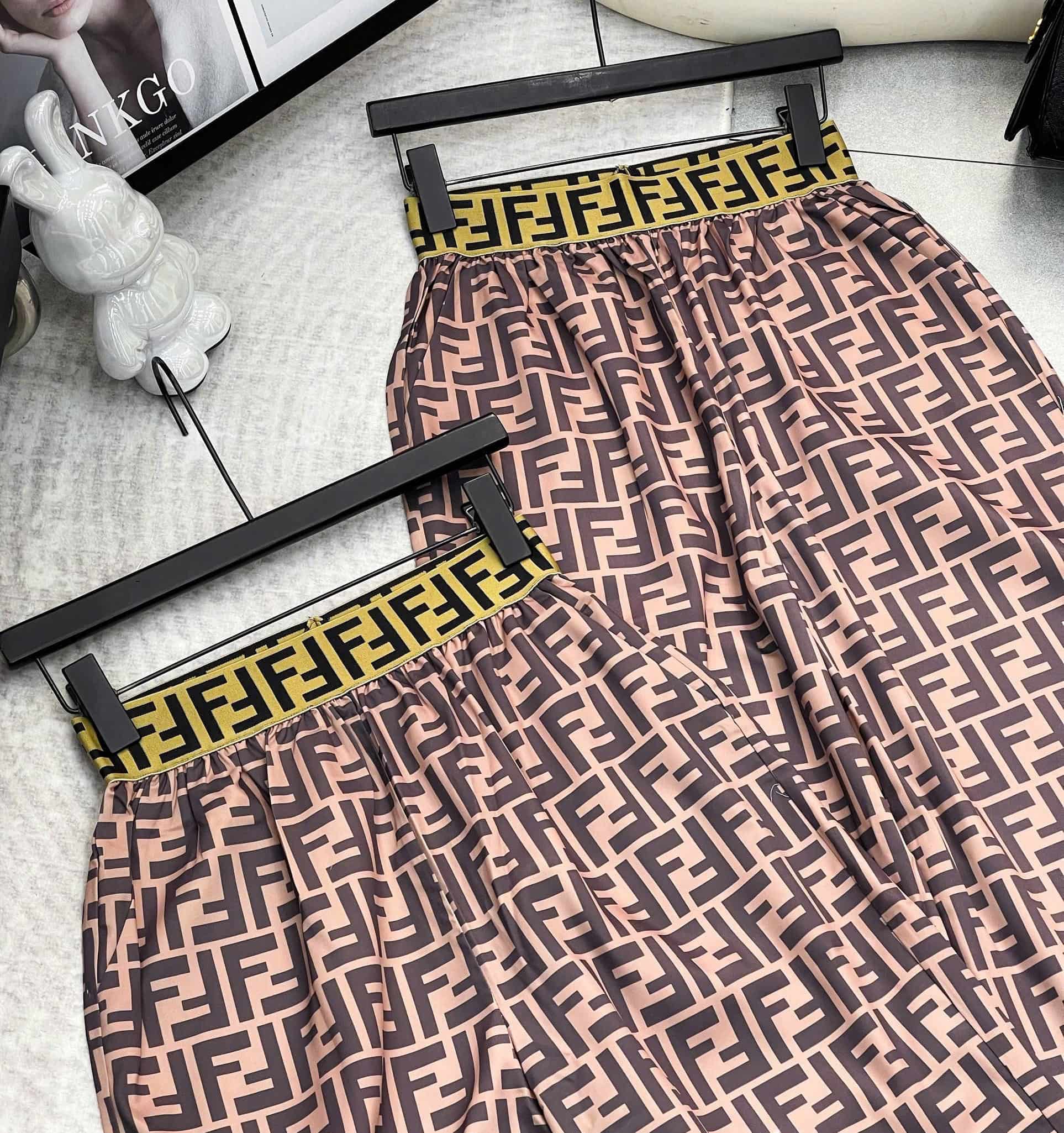 Quần suông lụa dài nâu phối lưng vàng Fendi 1