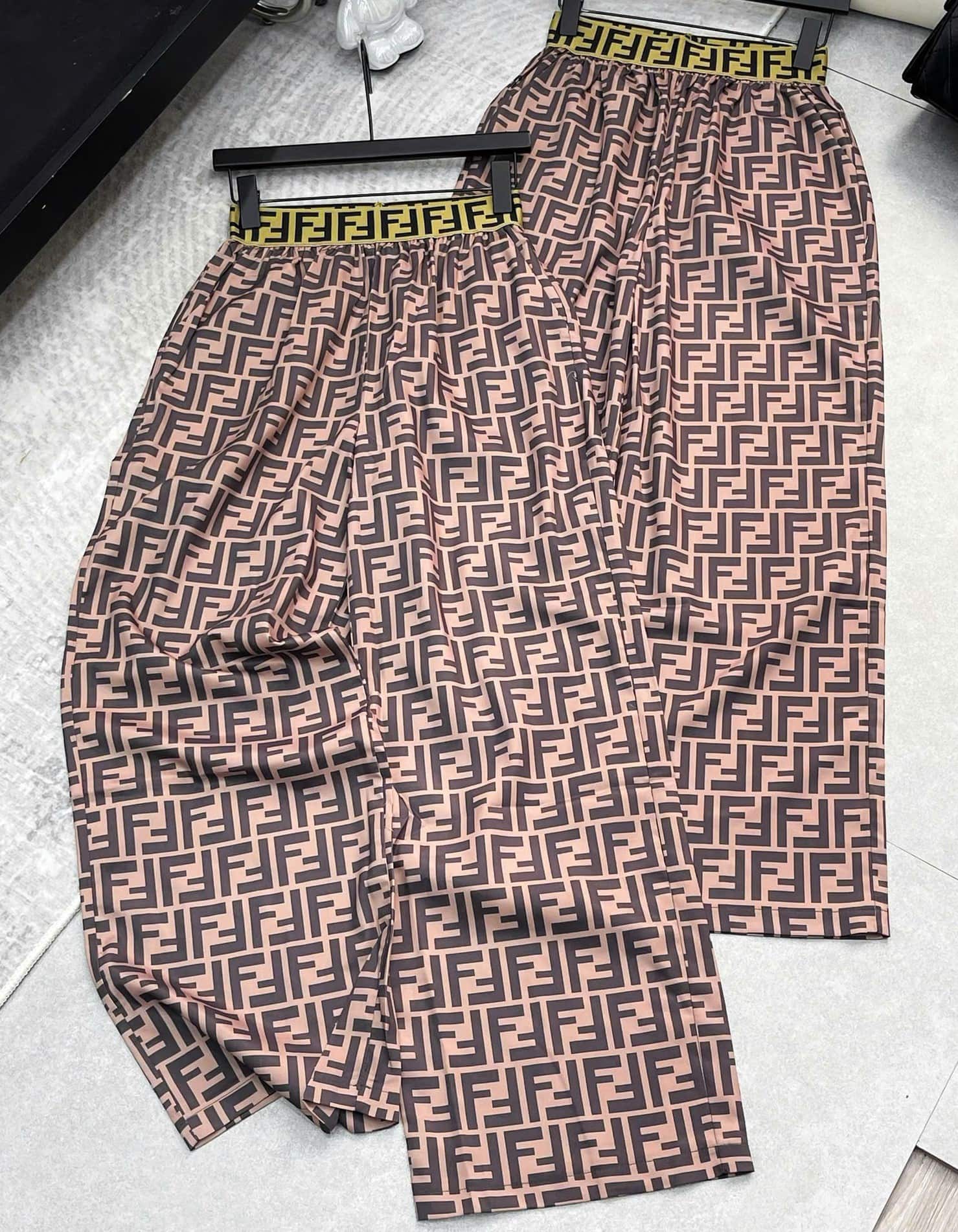 Quần suông lụa dài nâu phối lưng vàng Fendi 2