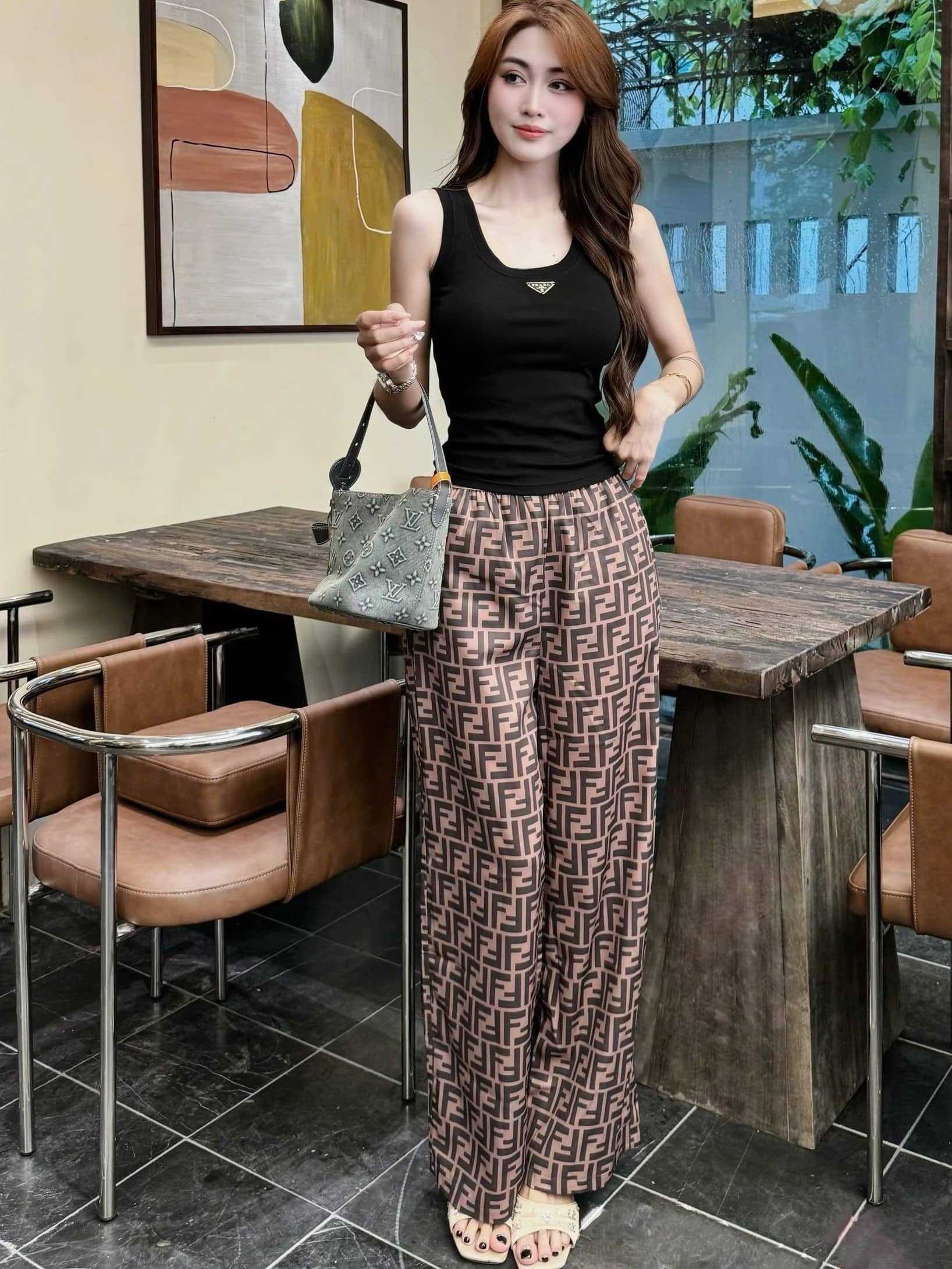 Quần suông lụa dài nâu phối lưng vàng Fendi 4