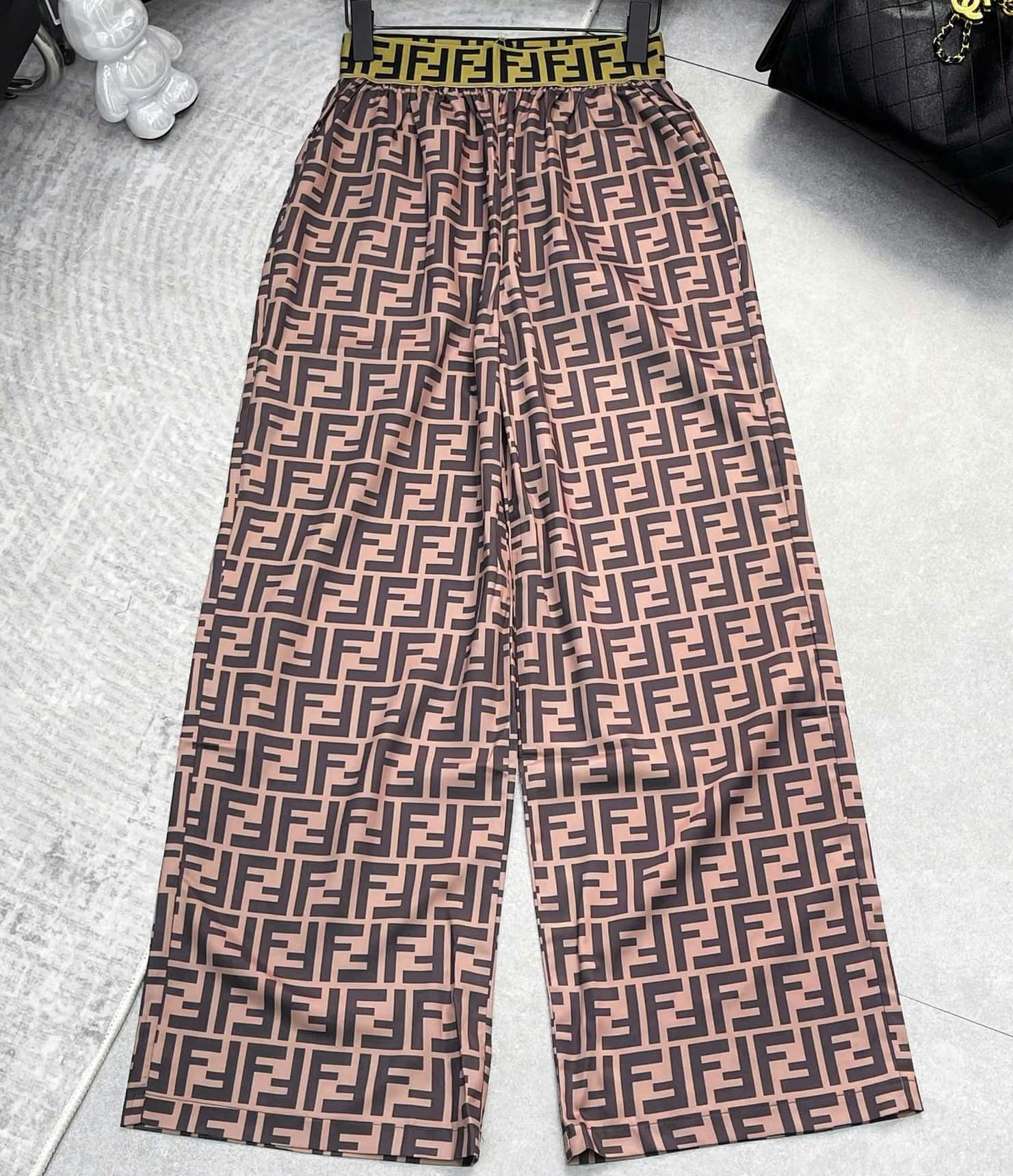 Quần suông lụa dài nâu phối lưng vàng Fendi 5