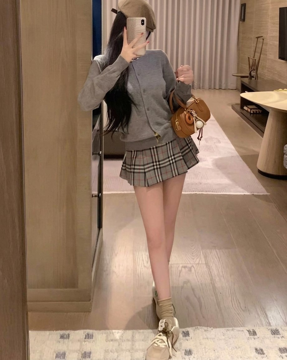 Set áo len váy ngắn xám Burberry 1
