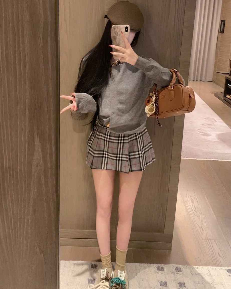 Set áo len váy ngắn xám Burberry 2