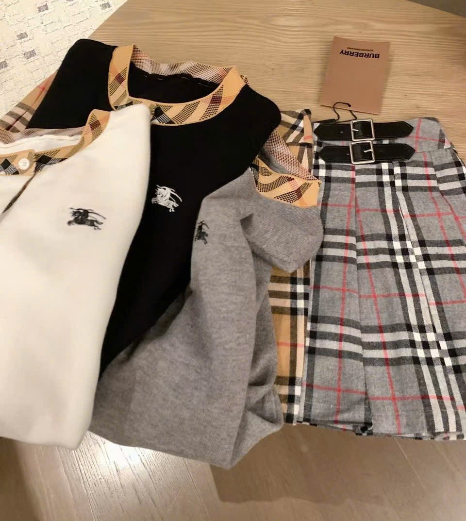 Set áo len váy ngắn xám Burberry 3