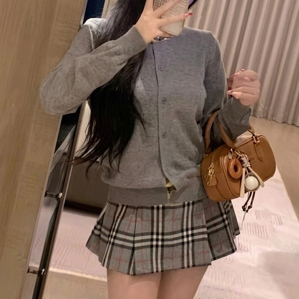 Set áo len váy ngắn xám Burberry 5