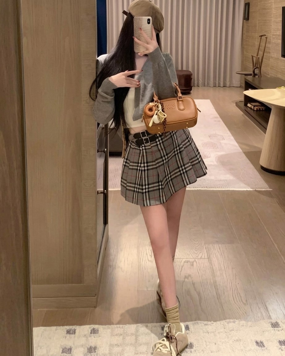 Set áo len váy ngắn xám Burberry 6