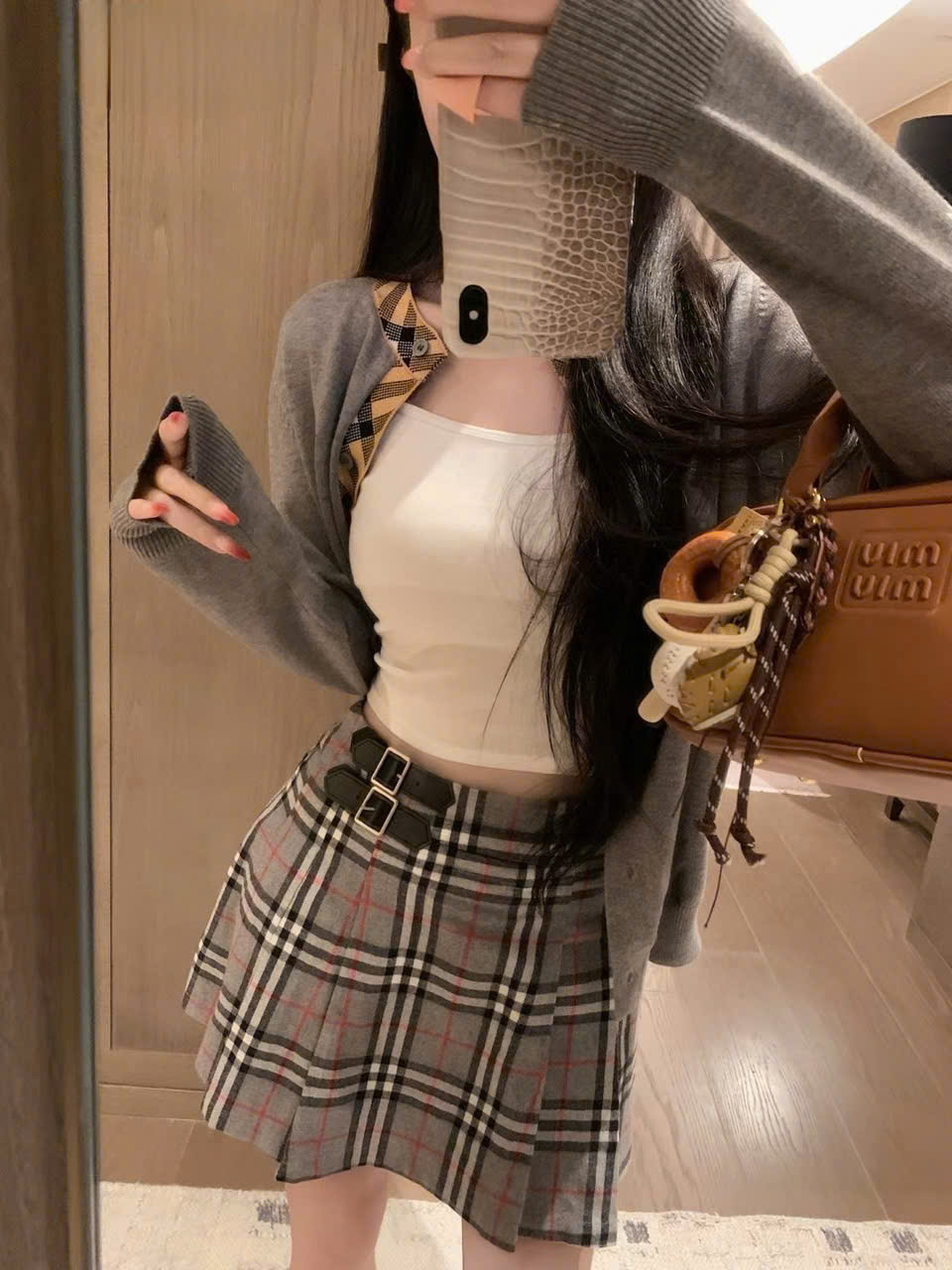 Set áo len váy ngắn xám Burberry 4