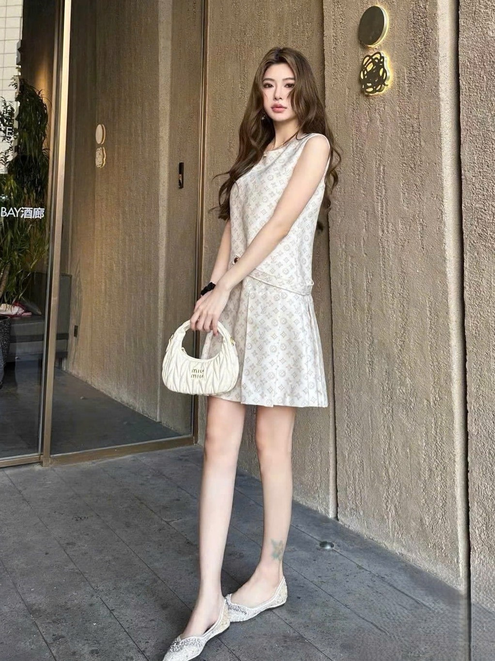 Áo đầm trắng xòe họa tiết mới LV 1