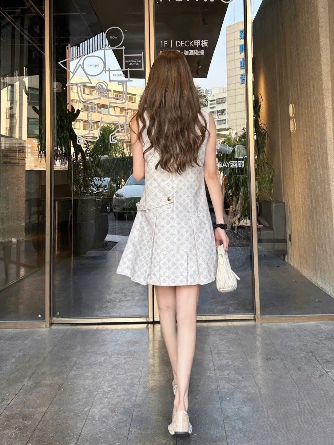 Áo đầm trắng xòe họa tiết mới LV 5