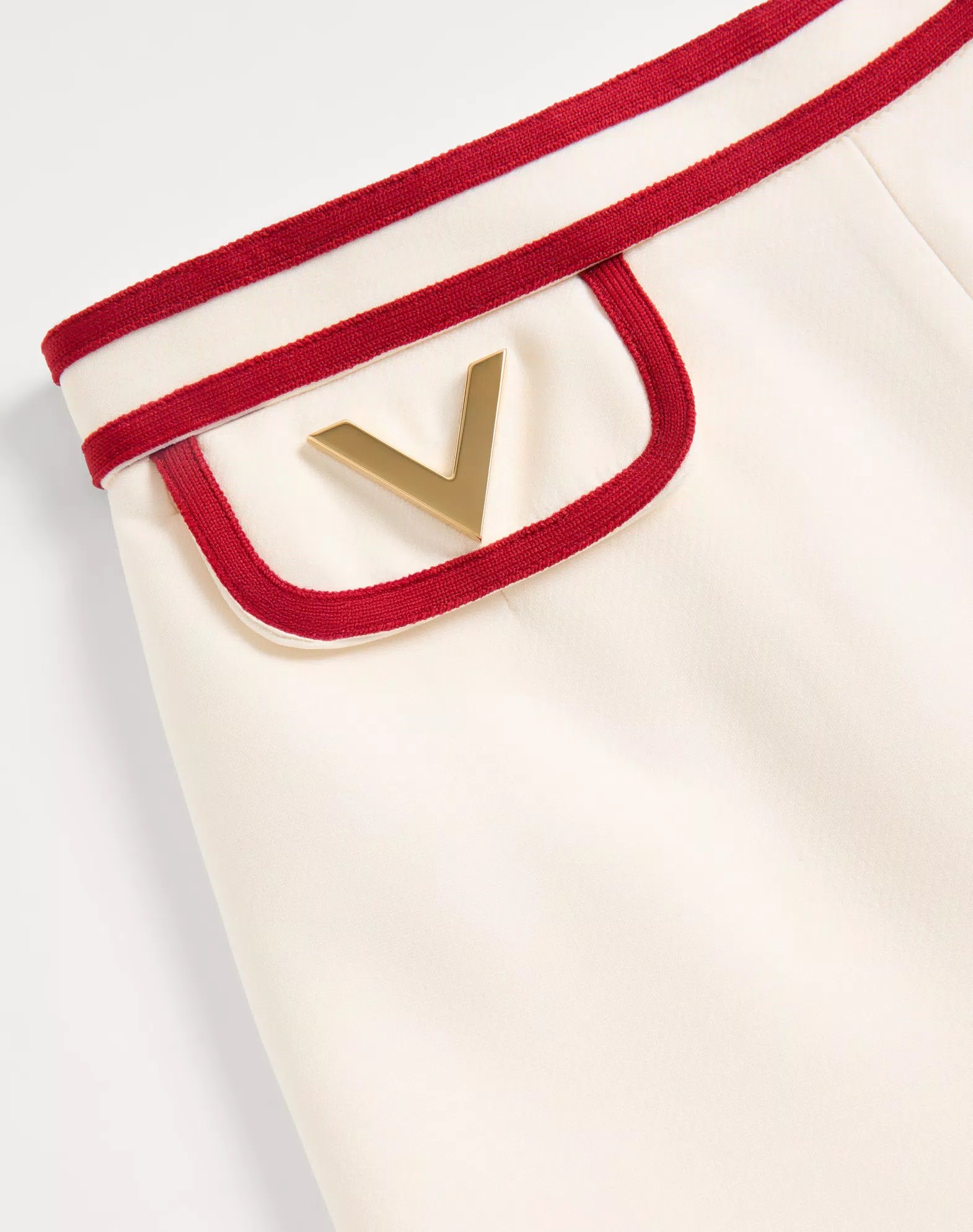 Quần ngắn Valentino Crepe Couture Shorts with V Gold 6