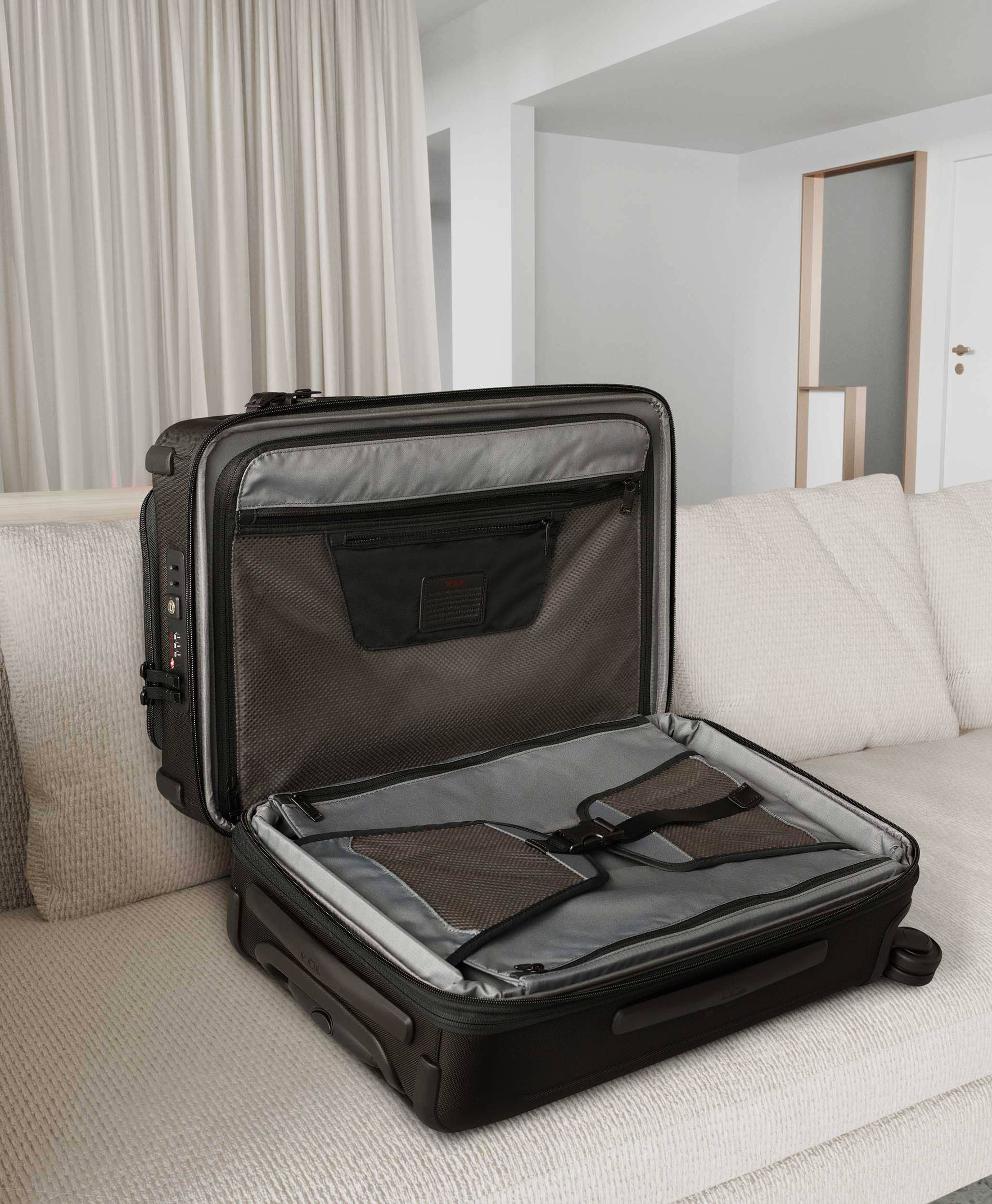 Vali Tumi Alpha 3 International Dual Access Expandable Carry-On Black 1